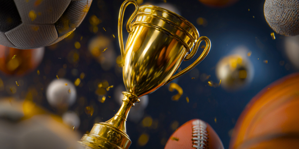 Gouden beker en sportballen